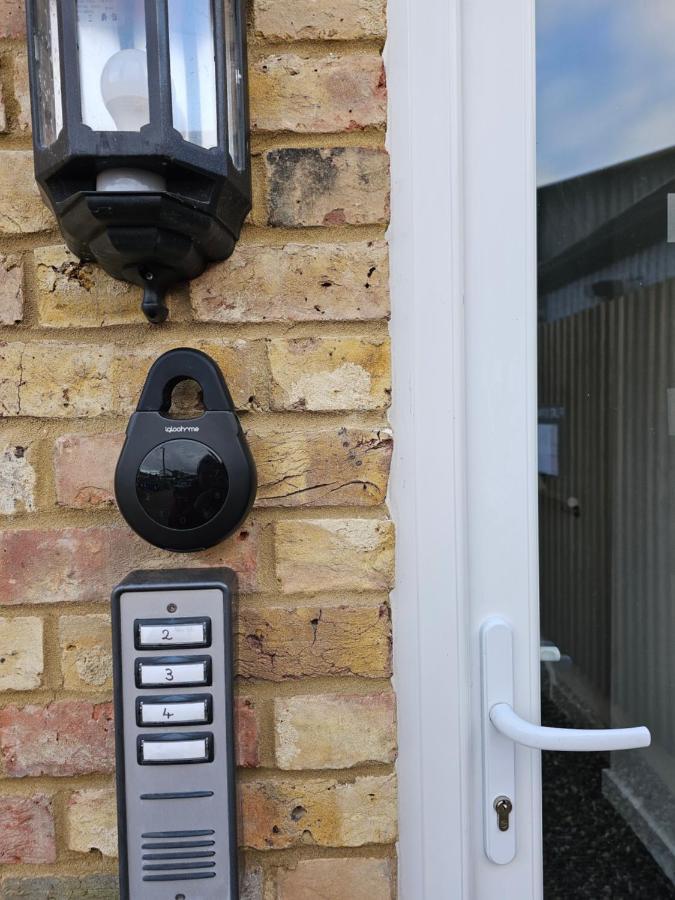 Stylish, Business Traveller Friendly Apartment, With Free Parking And Netflix Farnborough  Room photo
