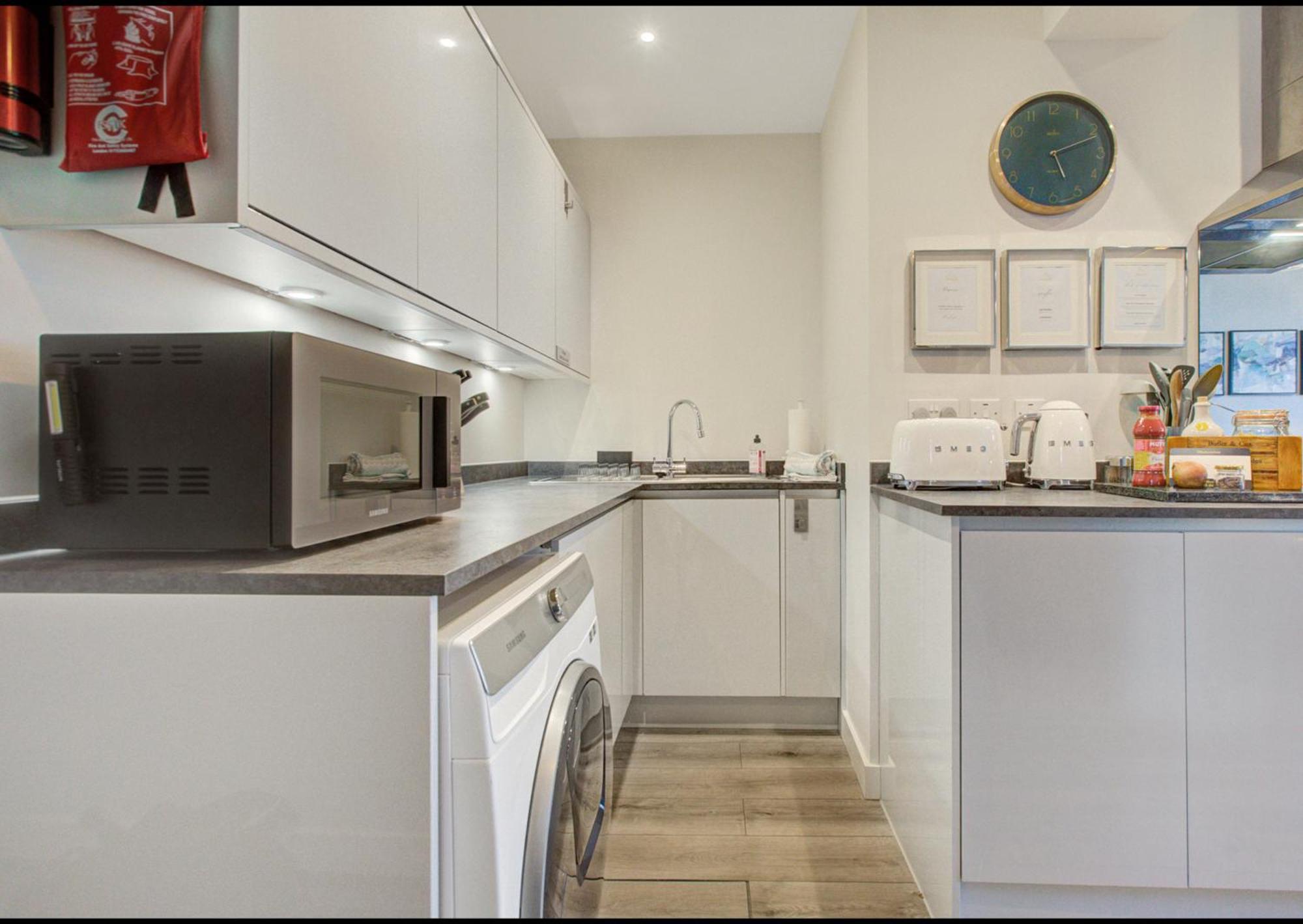 Stylish, Business Traveller Friendly Apartment, With Free Parking And Netflix Farnborough  Exterior photo